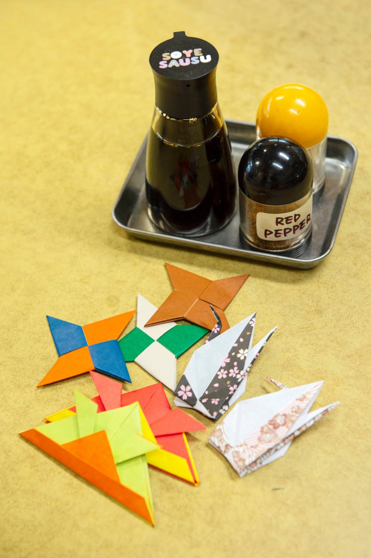 おみやげに渡しているという折り紙。「大谷（翔平）さんの人気もあって、かぶとを持って行く人が多いね」。