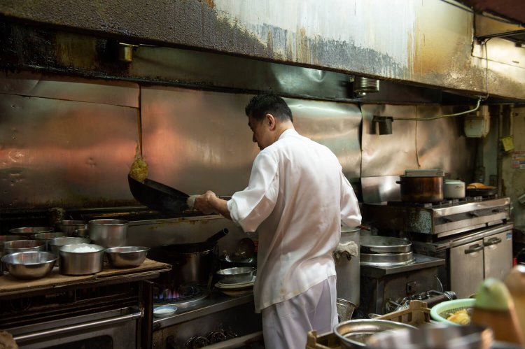 次から次へと入るオーダーをキビキビさばく厨房。