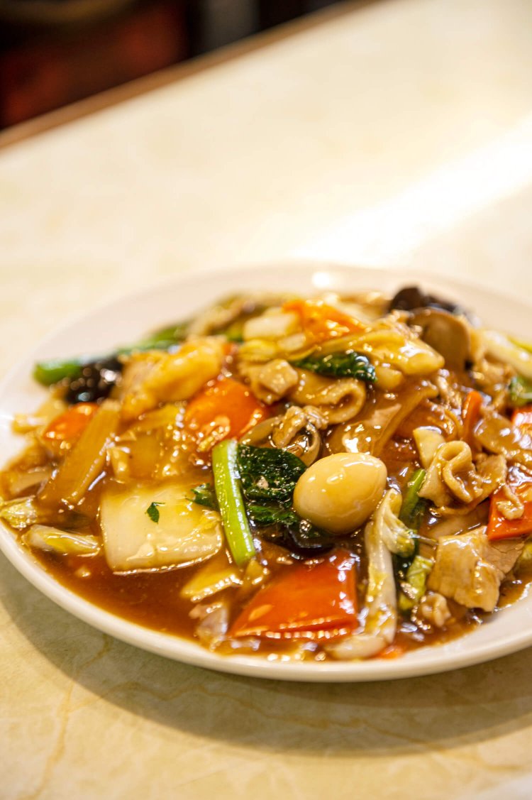 ほとんどのお客さんが頼む、あんかけ焼きそば900円。香ばしく焼いた麺にさっと油通しされた野菜などの具材があんと絡まっていて、無我夢中で食べてしまう。