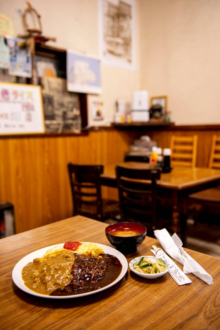 見事に三色に分けられた三色ライスはおみそ汁とお新香がついて1350円。人気No.1メニュー。