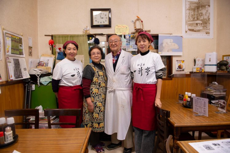 店を切り盛りする秋山ファミリー。皆さん、柔和な物腰で優しい。