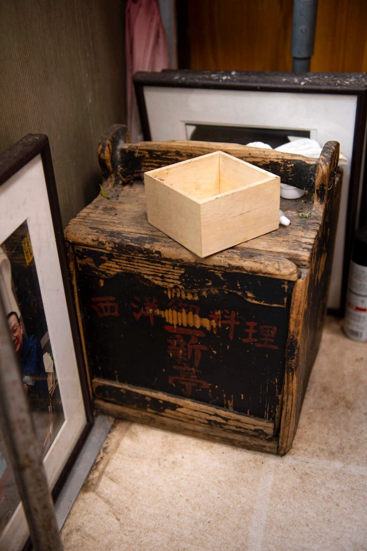 出前を行っていた頃に使っていた木製のおかもち。今では見ない貴重な品だ。