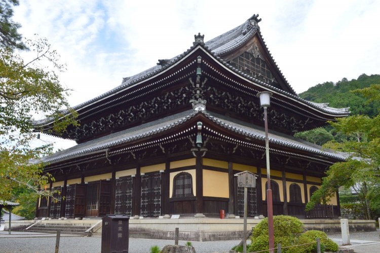 現在の法堂は、明治42年（1909）に再建されたもので、寺の中心となる建物。