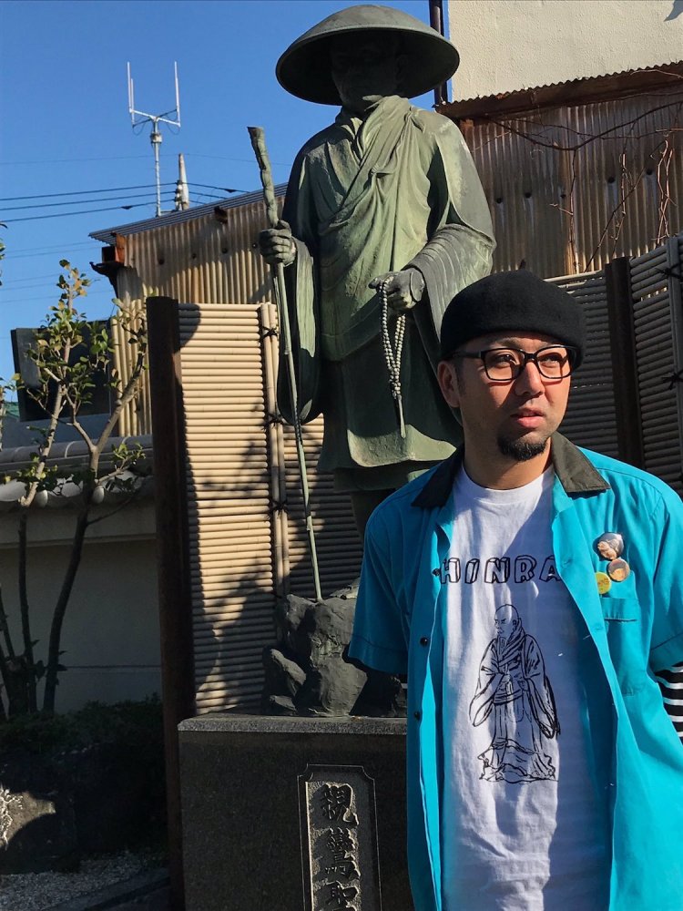 親鸞像と親鸞Tシャツの筆者。