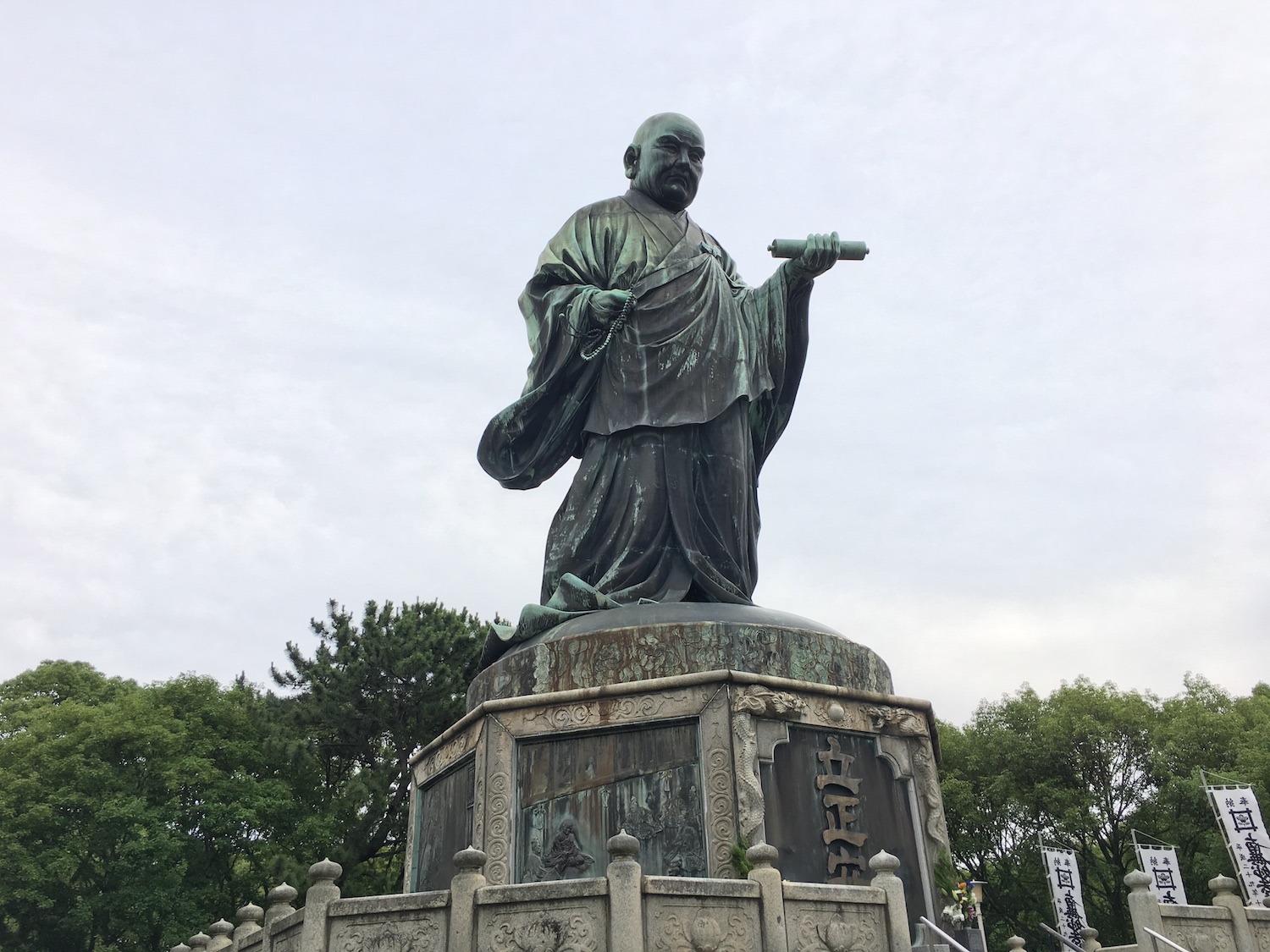 福岡市「東公園」のたくましい日蓮像。