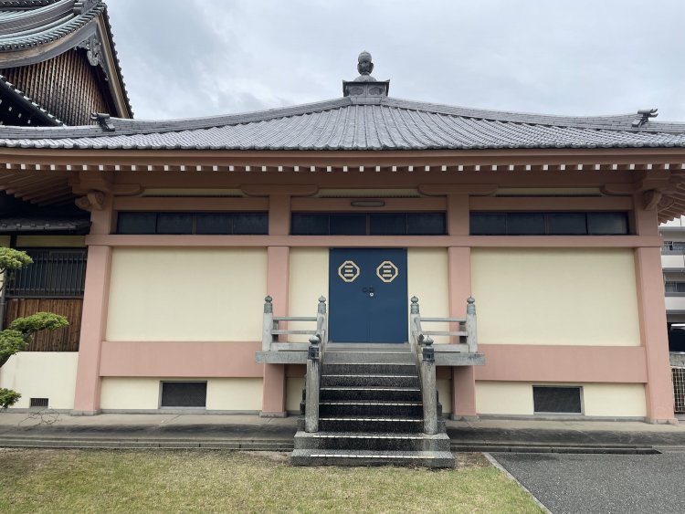 一遍の家紋「隅切三（すみきりさん）」が刻印されたお堂。