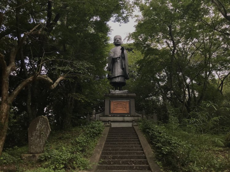 油山寺（静岡）の栄西像。