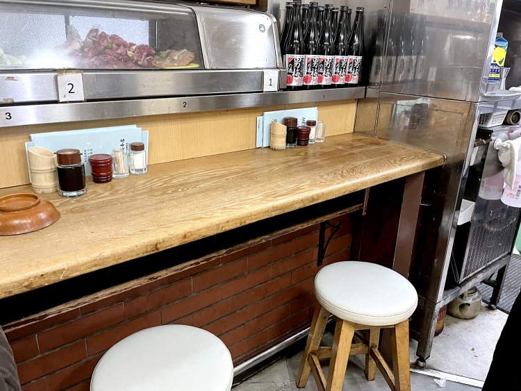 1階のカウンターは、焼き鳥が焼かれるニオイをダイレクトに感じられる特等席。