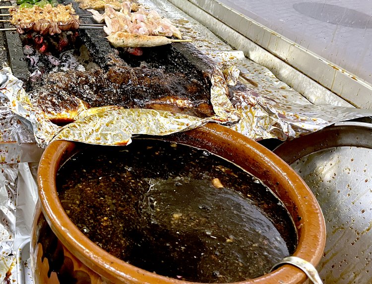 焼き鳥の旨味がたっぷり詰まったタレは、見るからに濃厚そうだ。