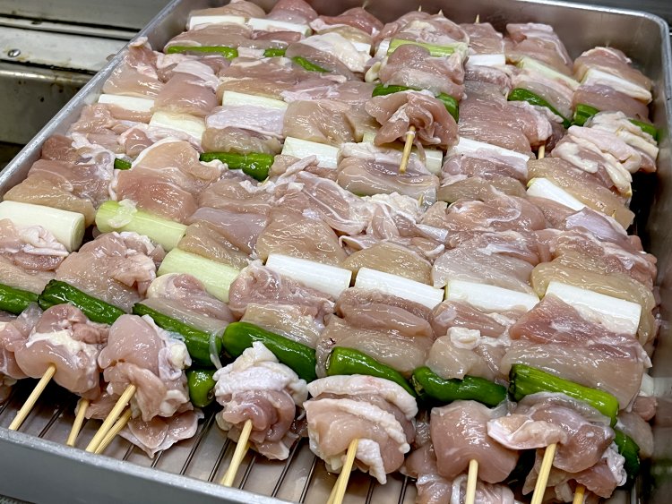 一番人気のやきとりは大きくて食べごたえがある。