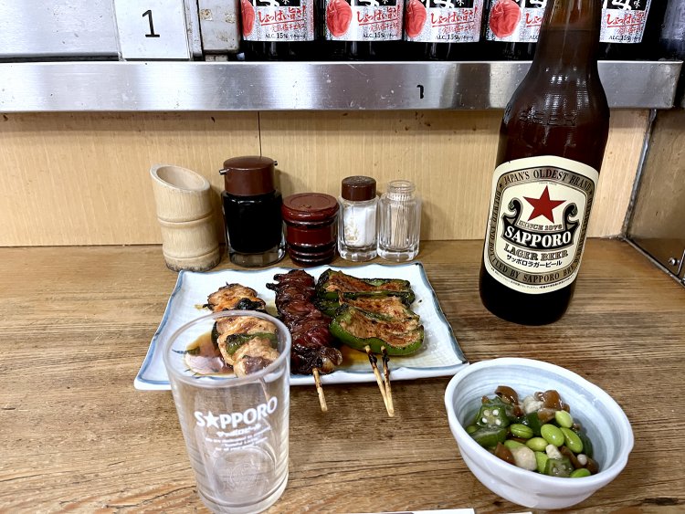 大きくて食べごたえがありそうな焼き鳥と、サッポロの赤星なんてサイコーの晩酌！