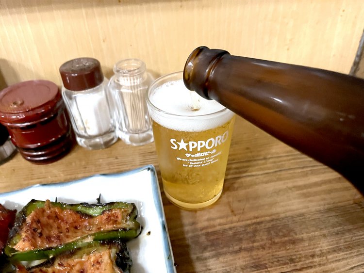 キーンと冷えたビールに、アツアツ焼きたての焼き鳥がウマイ！