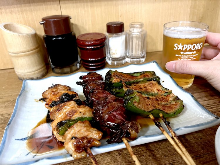 ビールを注いだら、筆者VSやきとりのゴングが鳴る。