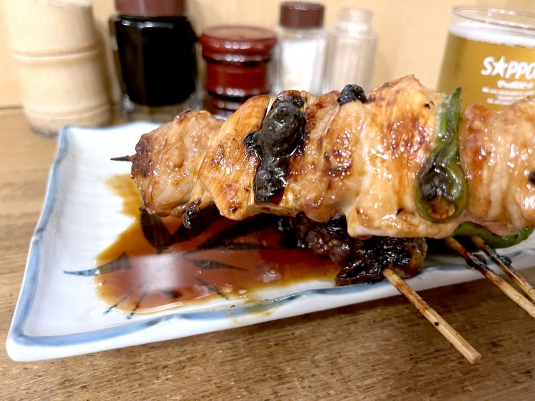 やきとりはまさかの5層仕立て。串の先端からもも肉、長ネギをはさんで再びもも肉、ししとう、むね肉といった構成になっている。