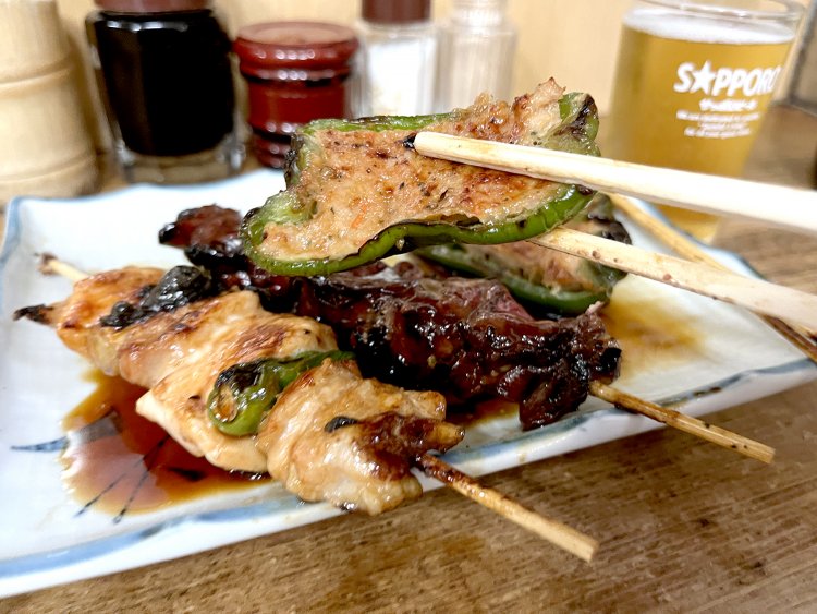 自家製のつみれをピーマンに詰めている。