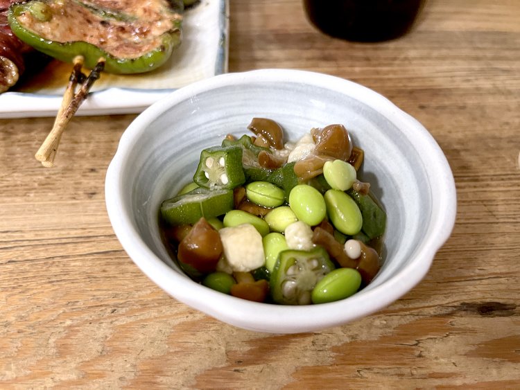 日替わりのお通しは山芋、枝豆、オクラ、なめこの和え物。あなたに会えてよかった〜。