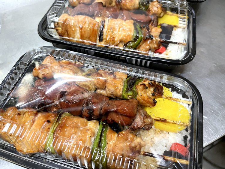 やきとり弁当1080円。受け取りまで少し時間がかかるので電話予約か、店頭で購入の際は時間に余裕をもってオーダーしよう。