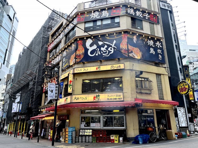 焼き鳥が焼けるいい匂いと看板の“大串やきとり”の文言に期待が高まる。