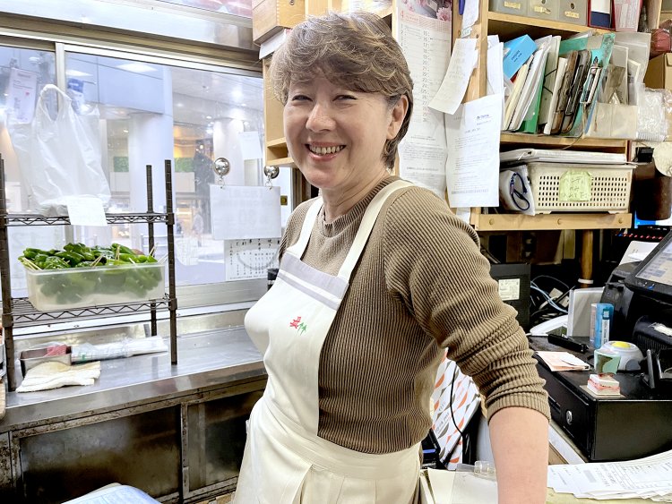 店頭でバリバリ働く3代目社長の間島京子さん。
