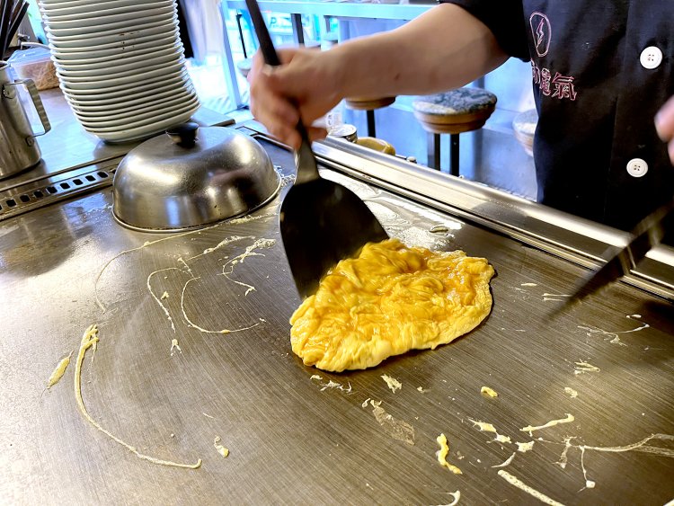 焦げ付かないようにするための素早いヘラさばきから目が離せない。