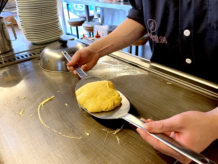 3分ほどで丸くまとまった焼玉子。ポテンとしてかわいい。