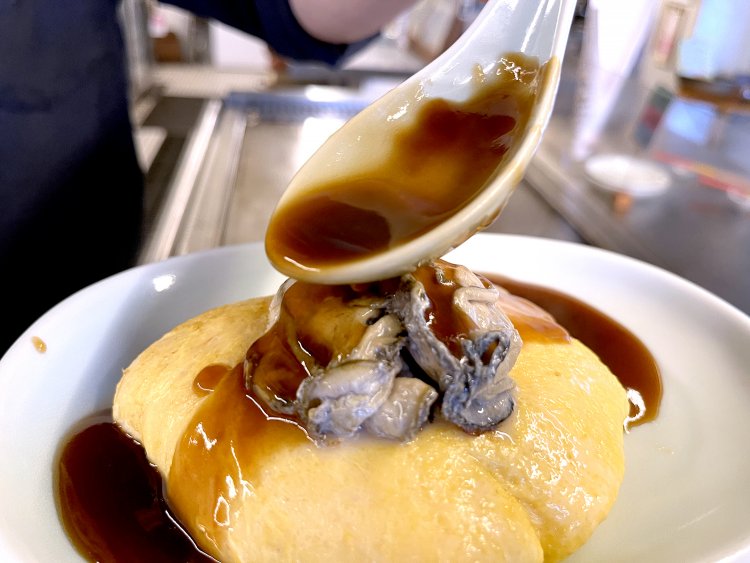 頂上の牡蠣から焼玉子の裾まで広がる艶やかな黒酢オイスターソース。