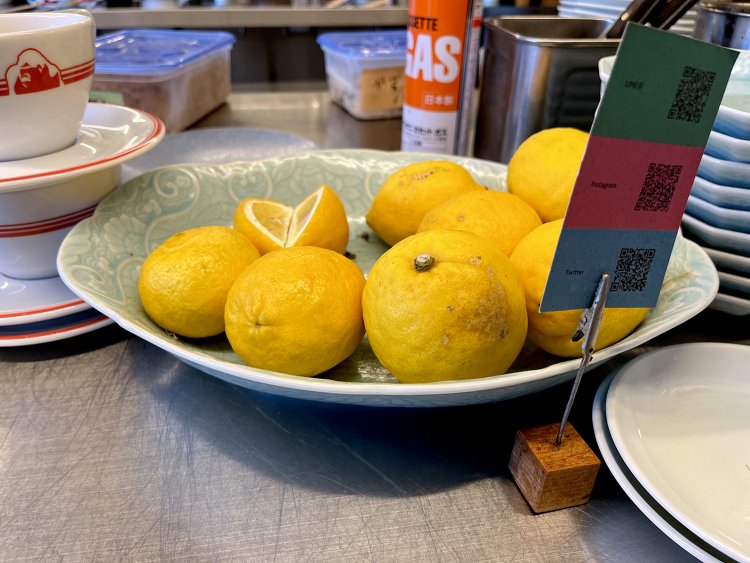 オーナーの地元、広島・瀬戸田のフレッシュなレモンを使ったレモンサワーも人気。