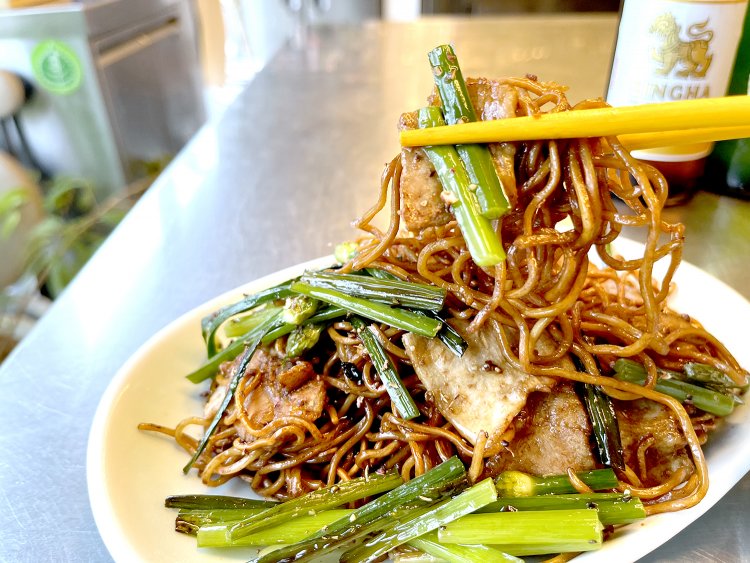 焼麺は、麺がパリッとした部分ともちっとした部分があり食感が楽しい。