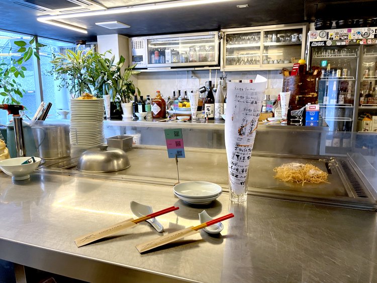 目の前で調理している様子を見られる。