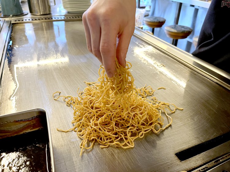 鉄板で麺をパリッと焼くからおつまみ感覚で食べられる。