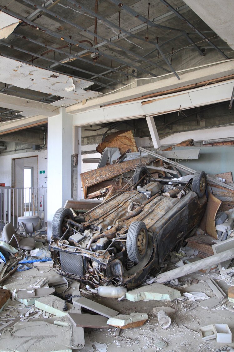 『気仙沼市東日本大震災遺構・伝承館』。被災した高校校舎の津波の爪痕をあえて見せることで、震災の記憶と教訓を伝えている。