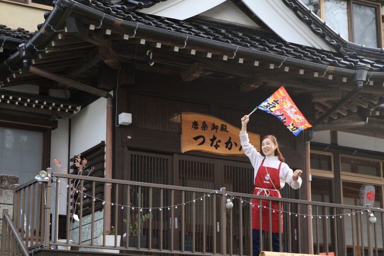 民宿の『唐桑御殿 つなかん』では、女将が大漁旗で見送り。別れ際に、グッとくる。