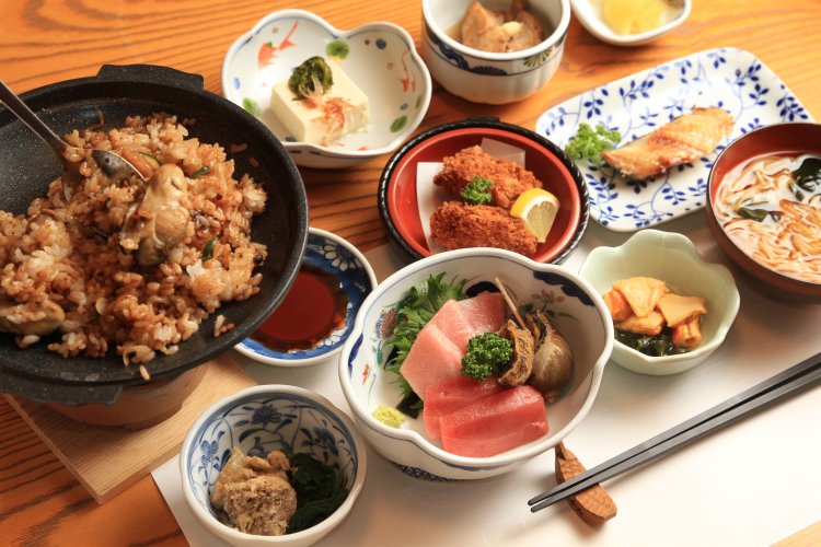 自家製味噌で作るカキの焼き飯が看板料理。マグロの大トロや尾の身が酒を促進させる。