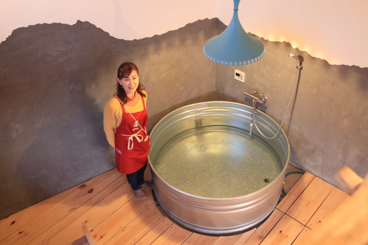 サウナ1階には水風呂。壁の灰色は唐桑の山並みをイメージ。