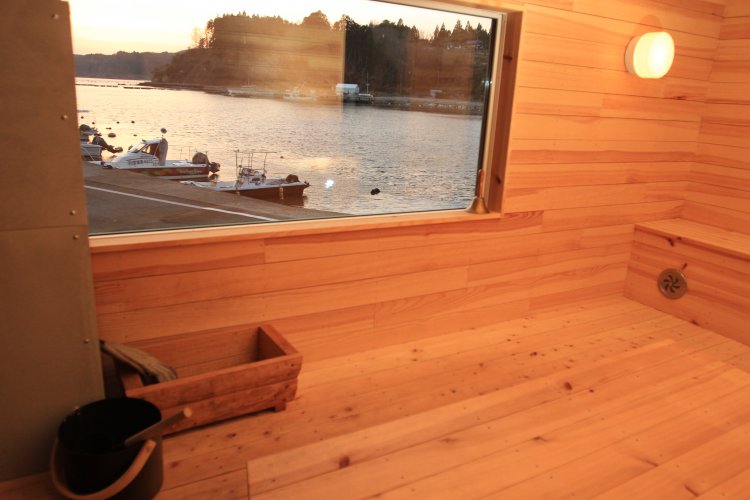 2023年の夏、漁具倉庫を改修し、2階建ての「つなかんサウナ」を開設。窓外には海が。