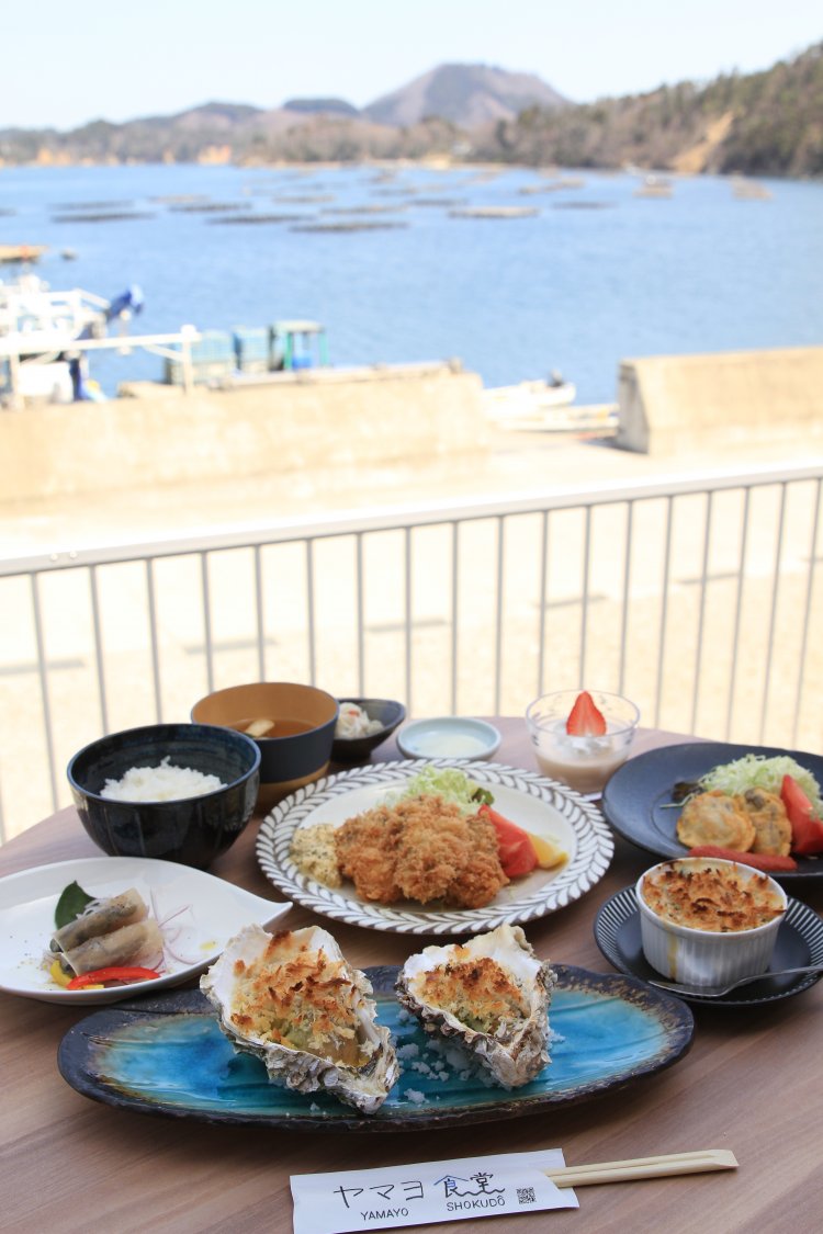 ガーリックバター焼きなど、カキ料理4品が並ぶ洋風コース2800円、カキフライ1000円。