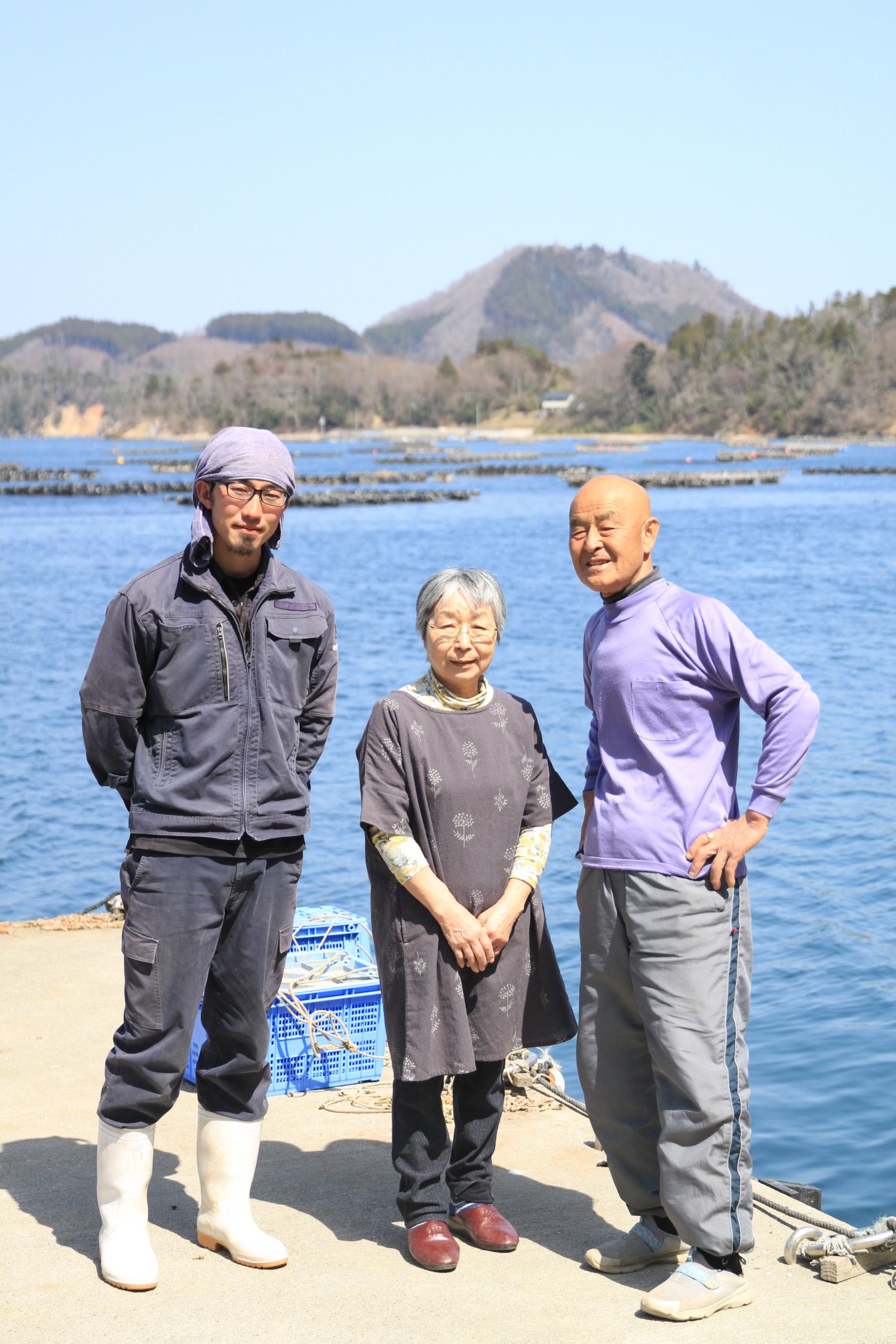 3代目の小松政行さん・登喜子さん夫妻とスタッフの石井洸平さん（左）。