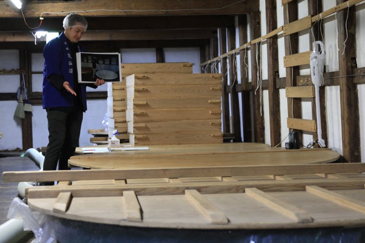 見学では、蔵で酒造りの解説を受けたあと、徒歩3分の店舗へ移動して試飲や買い物を楽しめる。