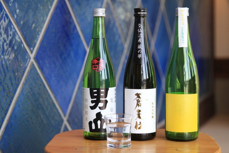 「蒼天伝 蔵の華 純米大吟醸」720㎖2640円（写真中）など。