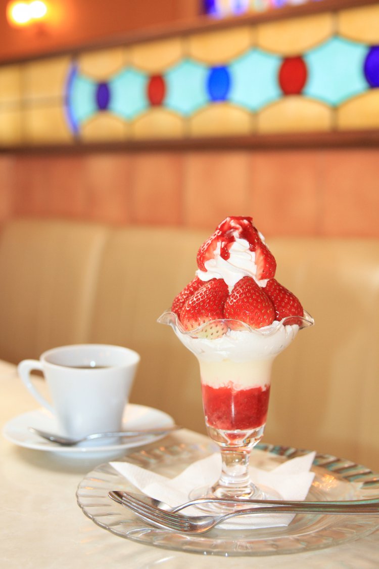 シーズン中は階上の農家から毎朝届く、完熟イチゴが山盛りのイチゴパフェ（5月下旬まで）980円。