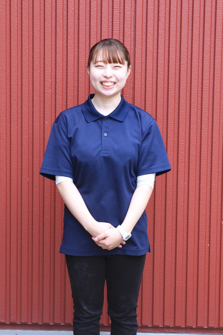 「フカカツやシャークナゲットなど、サメグルメもおすすめです」と、スタッフの安部歩来（あくる）さん。