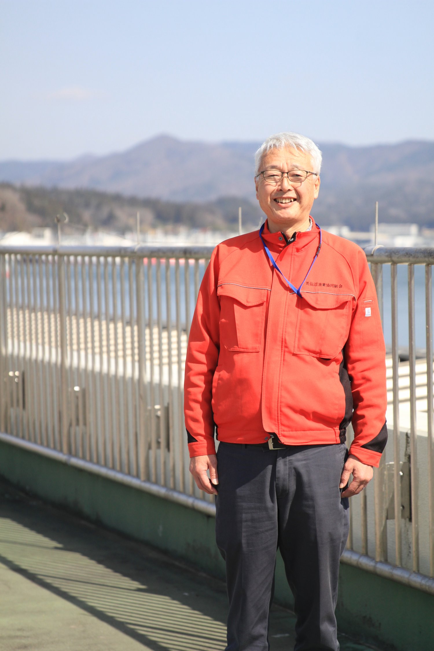 「カツオの盛漁期、港で水揚げを待つ船が並ぶ風景は圧巻です」と、気仙沼漁業協同組合参事の臼井靖さん。