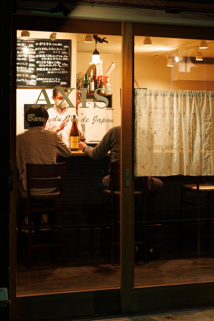 店内はひと席ずつにゆとりがあるカウンター7席。