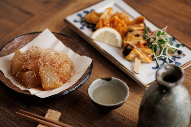 ふろふき大根の唐揚げ600円、南三陸ホヤ串セット800円。