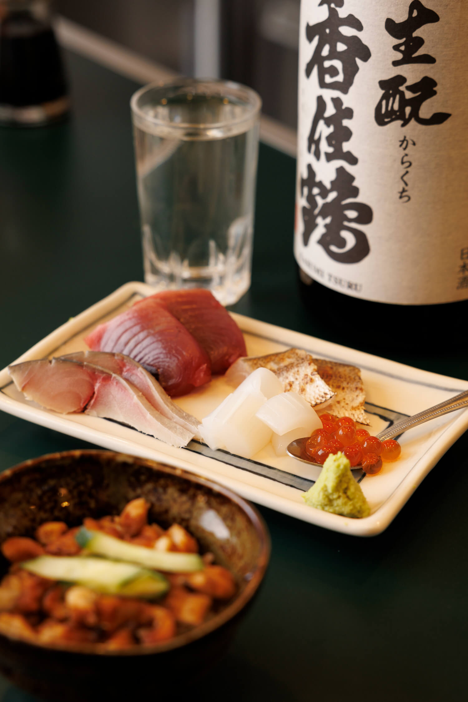 刺し盛りと、ミニ穴子めし350円。燗映えする「加賀鳶」「香住鶴」各600円など日本酒は7種ほど。