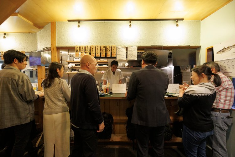 大衆というより大人の立ち飲み。2階には座り席も。