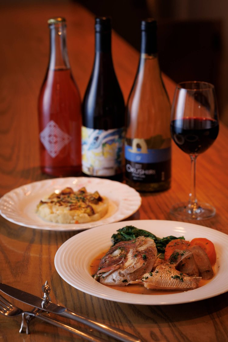 鯛のカブト煮600円、温かいポテサラチーズ添え650円。右から北海道「奥尻ワイナリー」のピノ・グリ1200円、山梨「共栄堂」K22AK-AK1100円ほか。