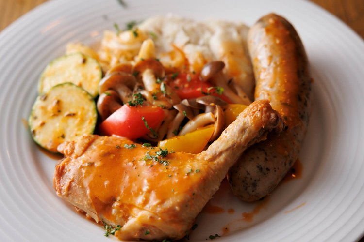 若鶏もも肉とハーブソーセージのトマト煮込1500円。