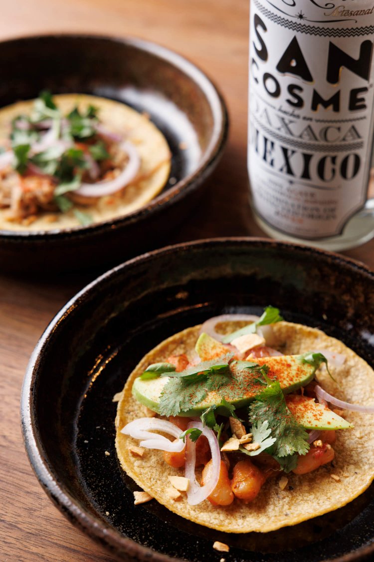 火曜限定でタコス2種各700円を提供。