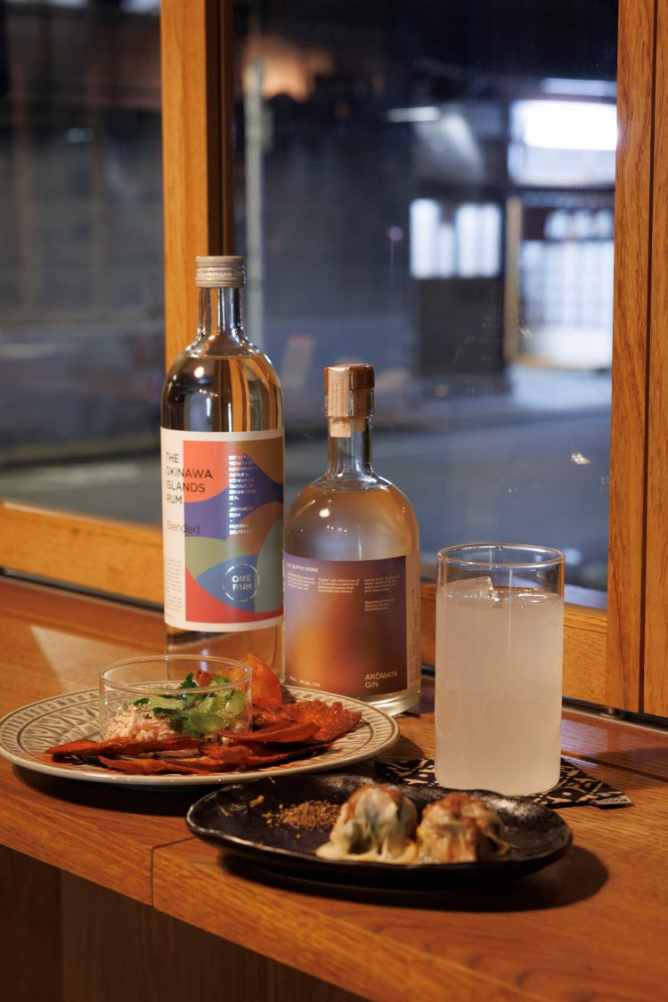 ラム焼売550円、マグロのタルタル酒粕クリームチーズ トルティーヤチップス800円。「虎ノ門蒸留所」とコラボしたARŌMATA GINソーダ割1600円など。